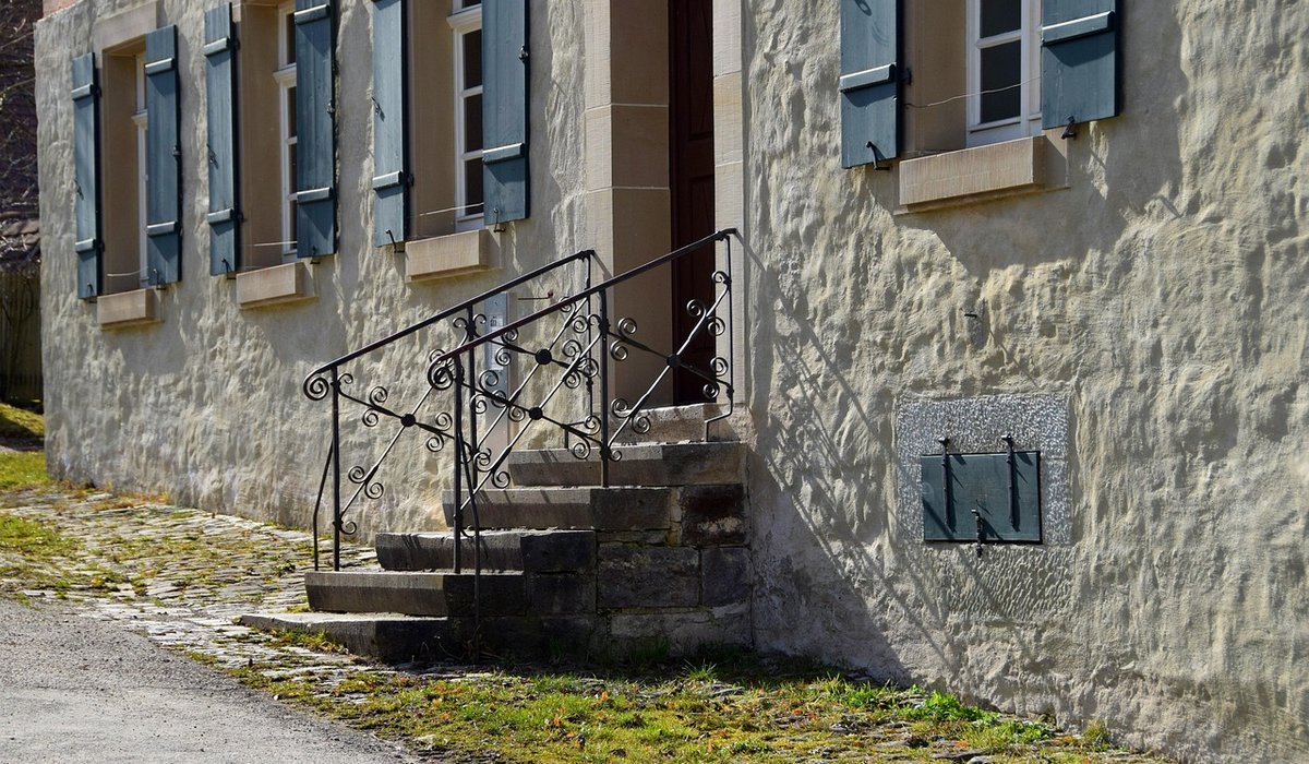 Understanding Servants' Stairs and Passages in Country Houses
