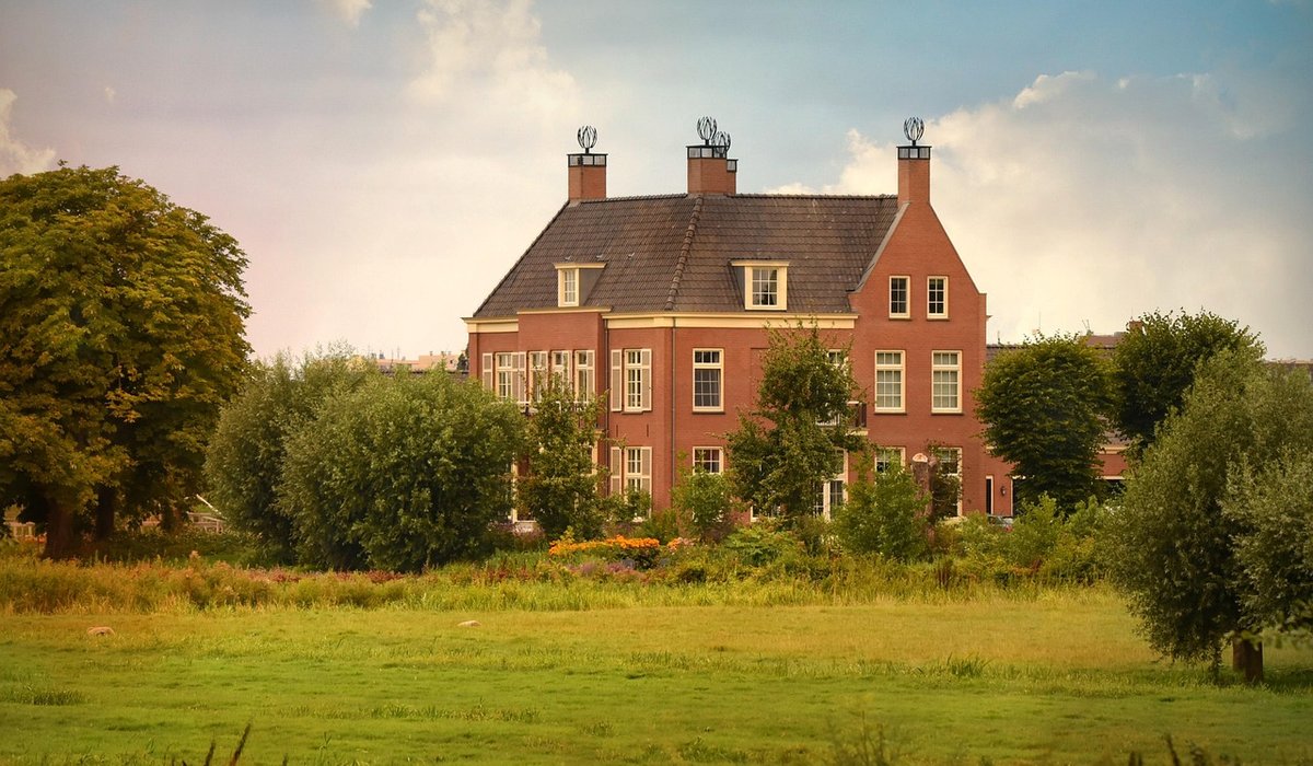 A Beginner's Guide to Reading Manor House Architecture