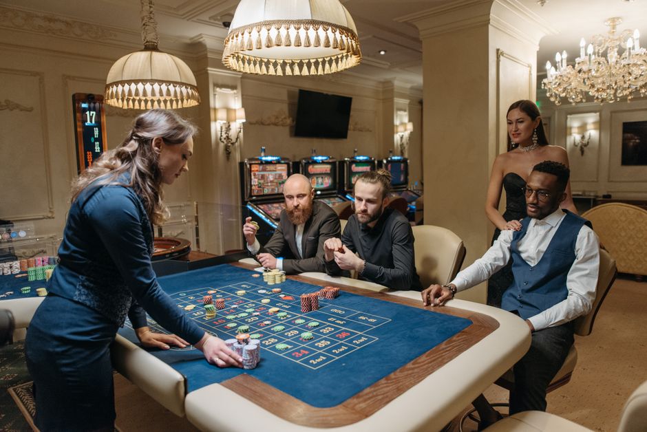 Poker Tells, Slot Myths, and Betting Smarts: An iGaming Reality Check