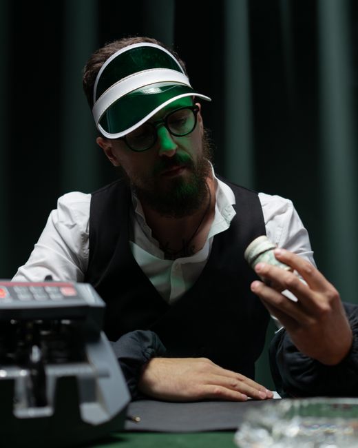The Real Difference Between Casino Slots and Poker (And Why It Matters)